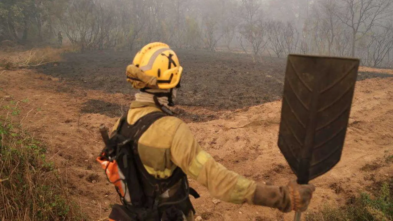 Arquivo. Un bombeiro forestal participa nos labores de extinci&oacute;n do lume primixenio en Pant&oacute;n. (Foto: Carlos Castro / Europa Press)