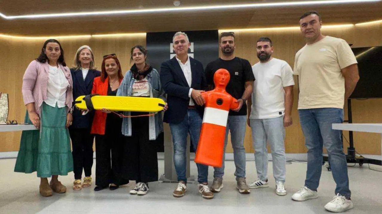 Gul&iacute;as e Dom&iacute;nguez, no centro, na presentaci&oacute;n, esta cuarta feira. (Foto: N&oacute;s Diario)