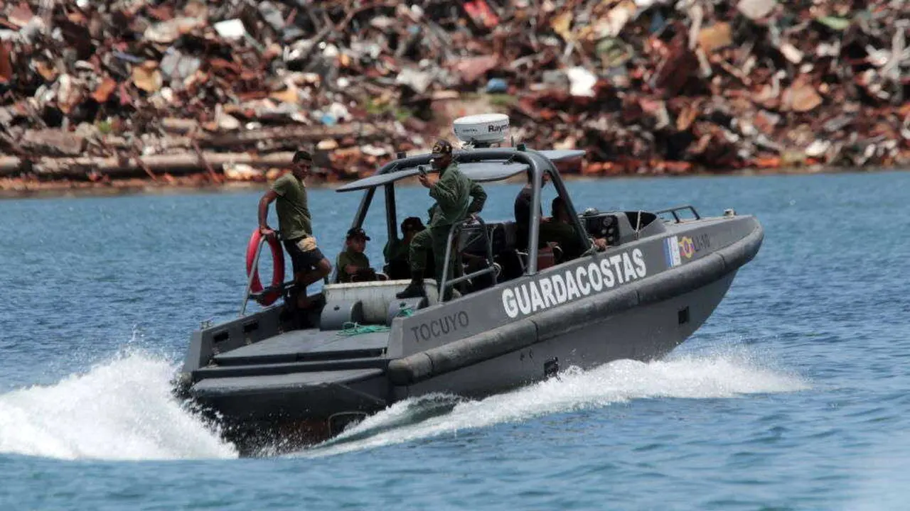 Patrulla mar&iacute;tima venezolana na costa da cidade de Valencia, no estado Carabobo. (Foto: Europa Press / Contacto / Juan Carlos Hernandez)