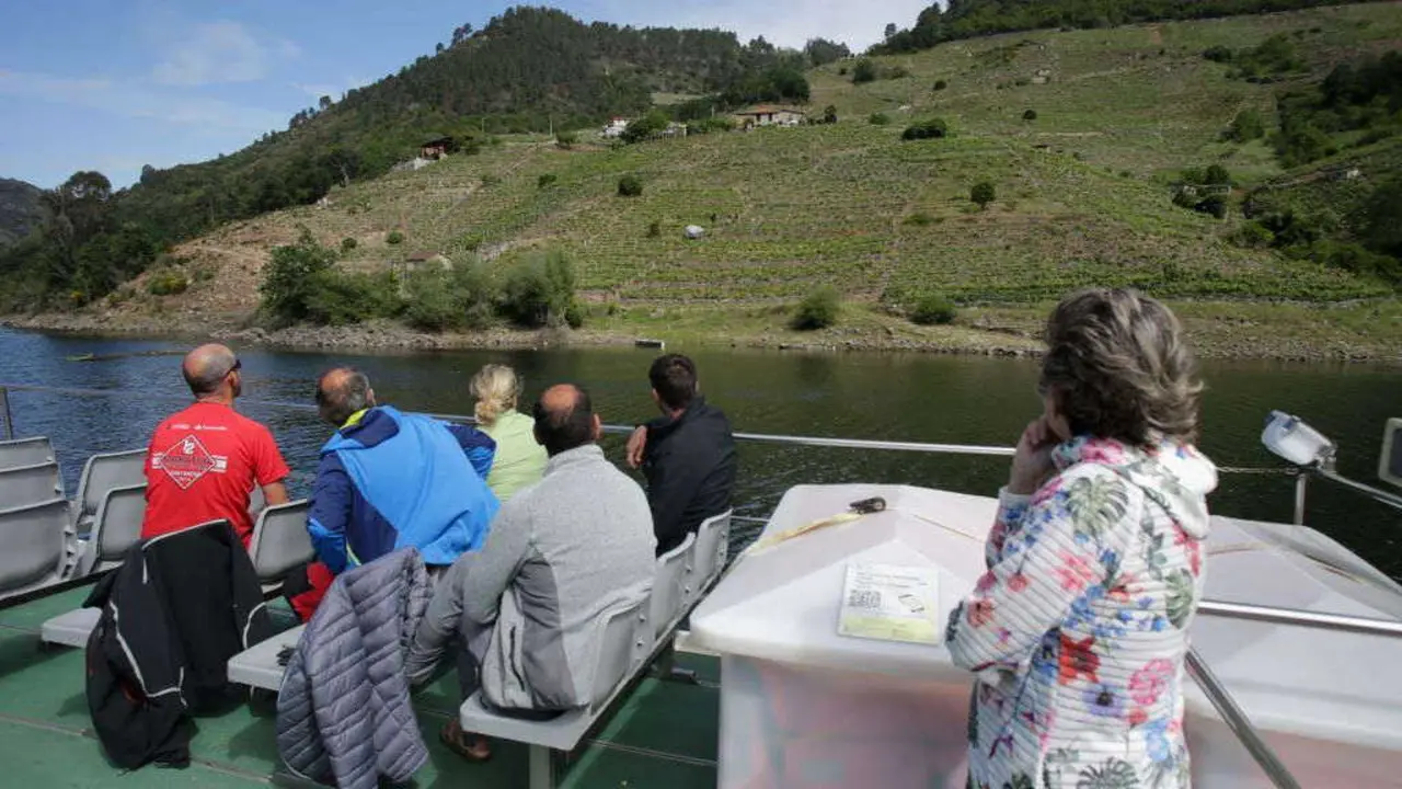 Pasaxeirod do catamar&aacute;n do Sil durante un traxecto pola Ribeira Sacra. (Foto: Carlos Castro / Europa Press)