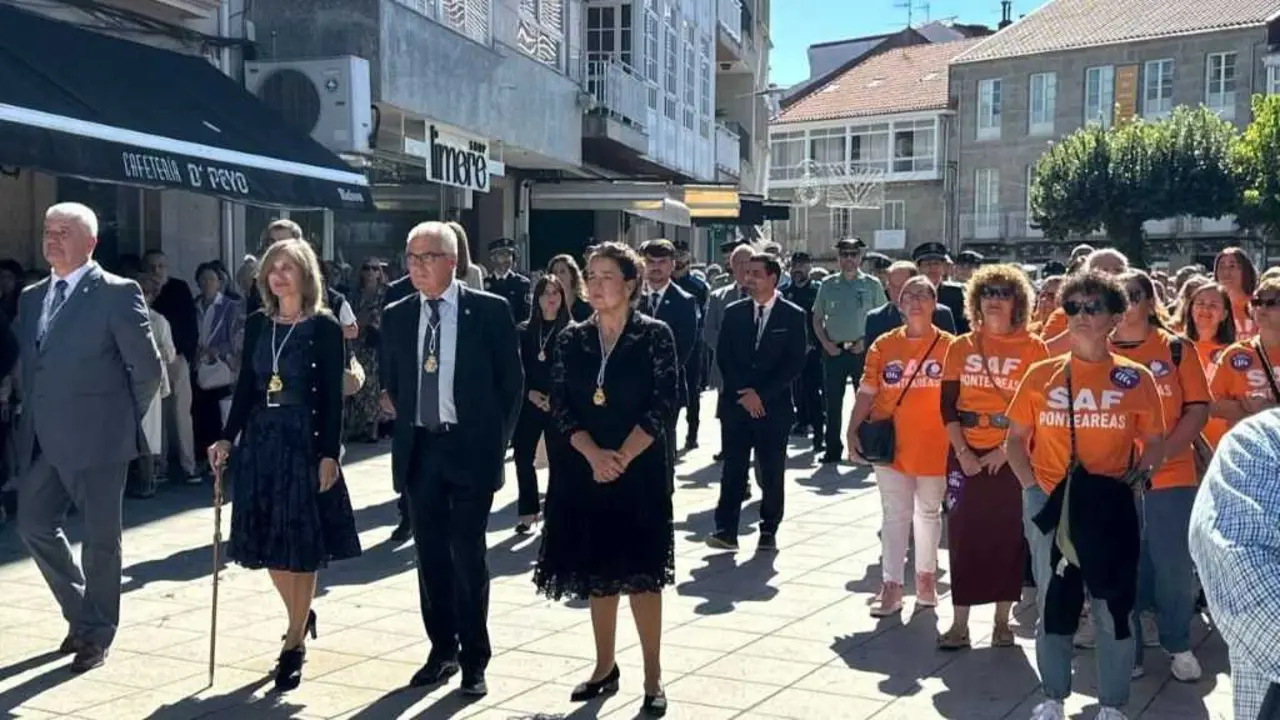 A alcaldesa de Ponteareas, Nava Castro (segunda pola esquerda), e as traballadoras do SAF da localidade, este 29 de setembro nunha procesi&oacute;n. (Foto: N&oacute;s Diario)