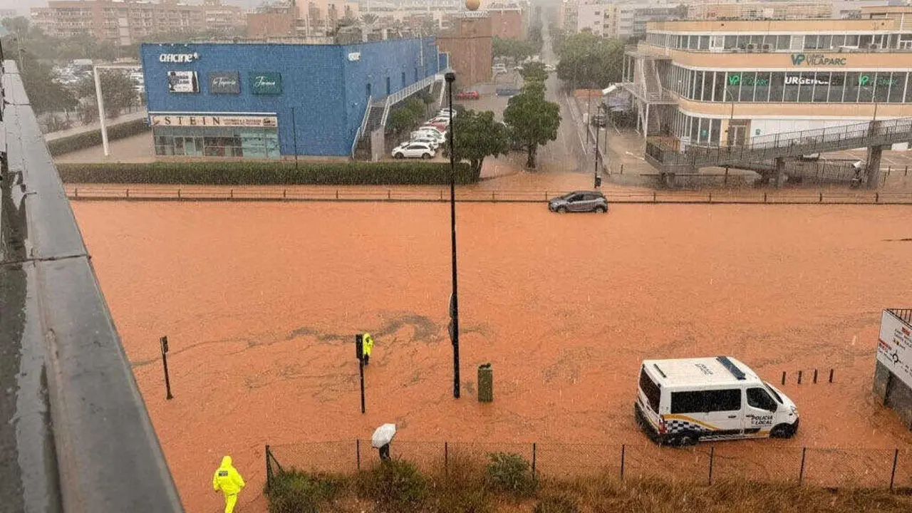 Estrada E10 de Eivissa (Illes Balears) o 30 de setembro de 2025, ao ser cortada durante as chuvias torrenciais pola chegada dos remanentes do furac&aacute;n 'Gabrielle'. (Foto: Concello de Eivissa)