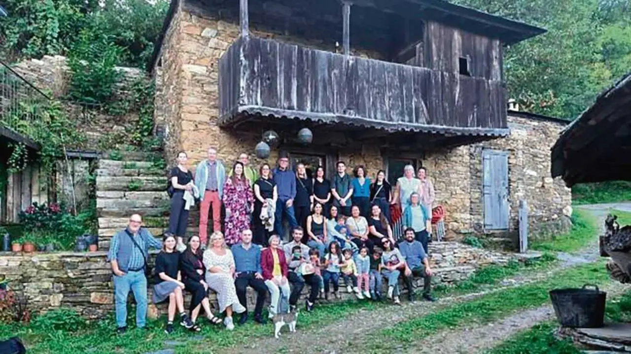 Xo&aacute;n Mao, a esquerda, con particinpantes do proxecto en Vilela. (Foto: N&oacute;s Diario)
