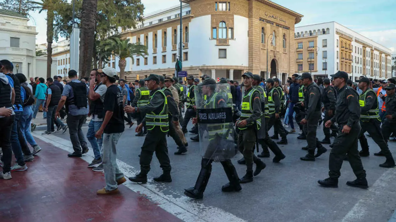 Forzas de seguridade de Marrocos na protesta convocada o 29 de setembro de 2025 pola mocidade en Rabat, a capital. (Foto: Huo Jing / Europa Press / Contacto)