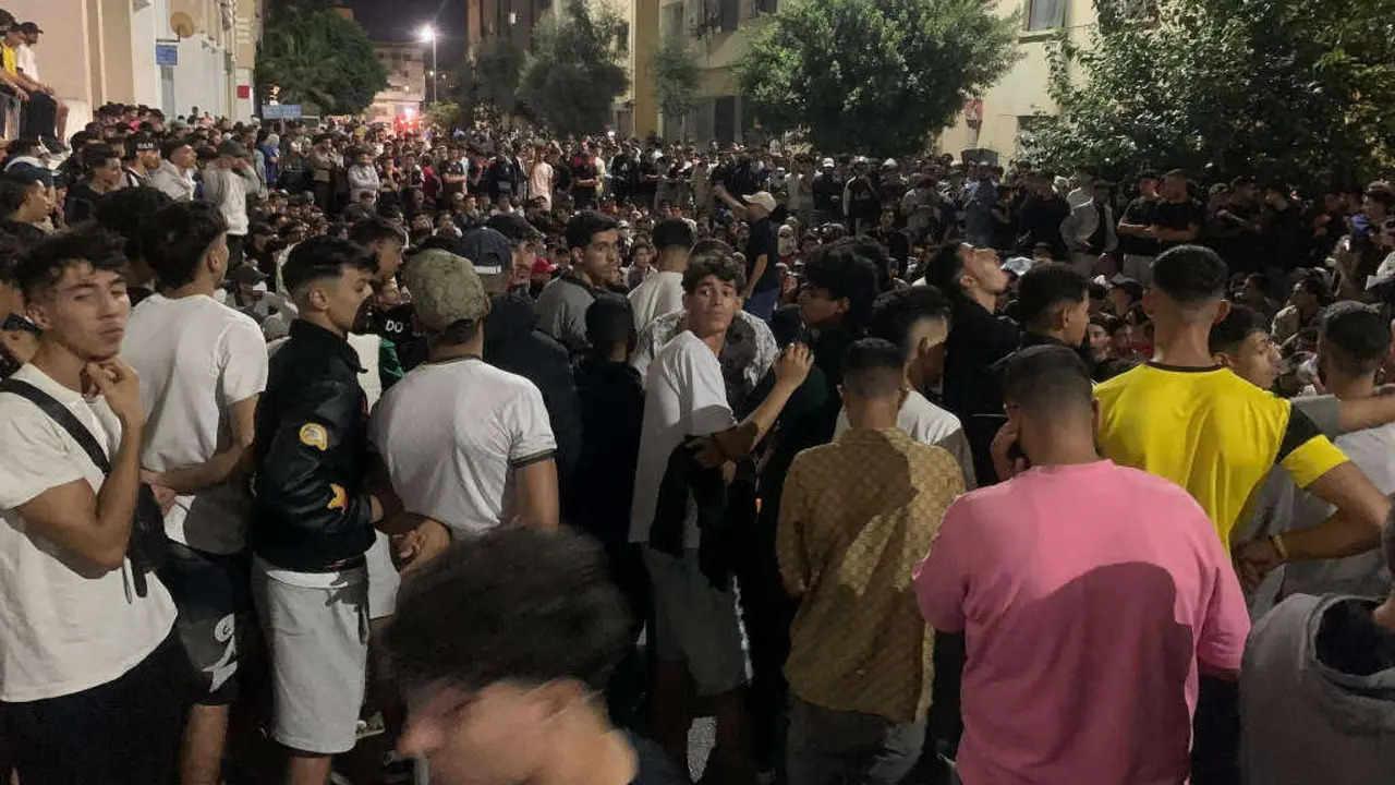 Concentraci&oacute;n da mocidade en Fez, no norte de Marrocos, nunha imaxe difundida o 30 de setembro de 2025. (Foto: BelfkihHC)