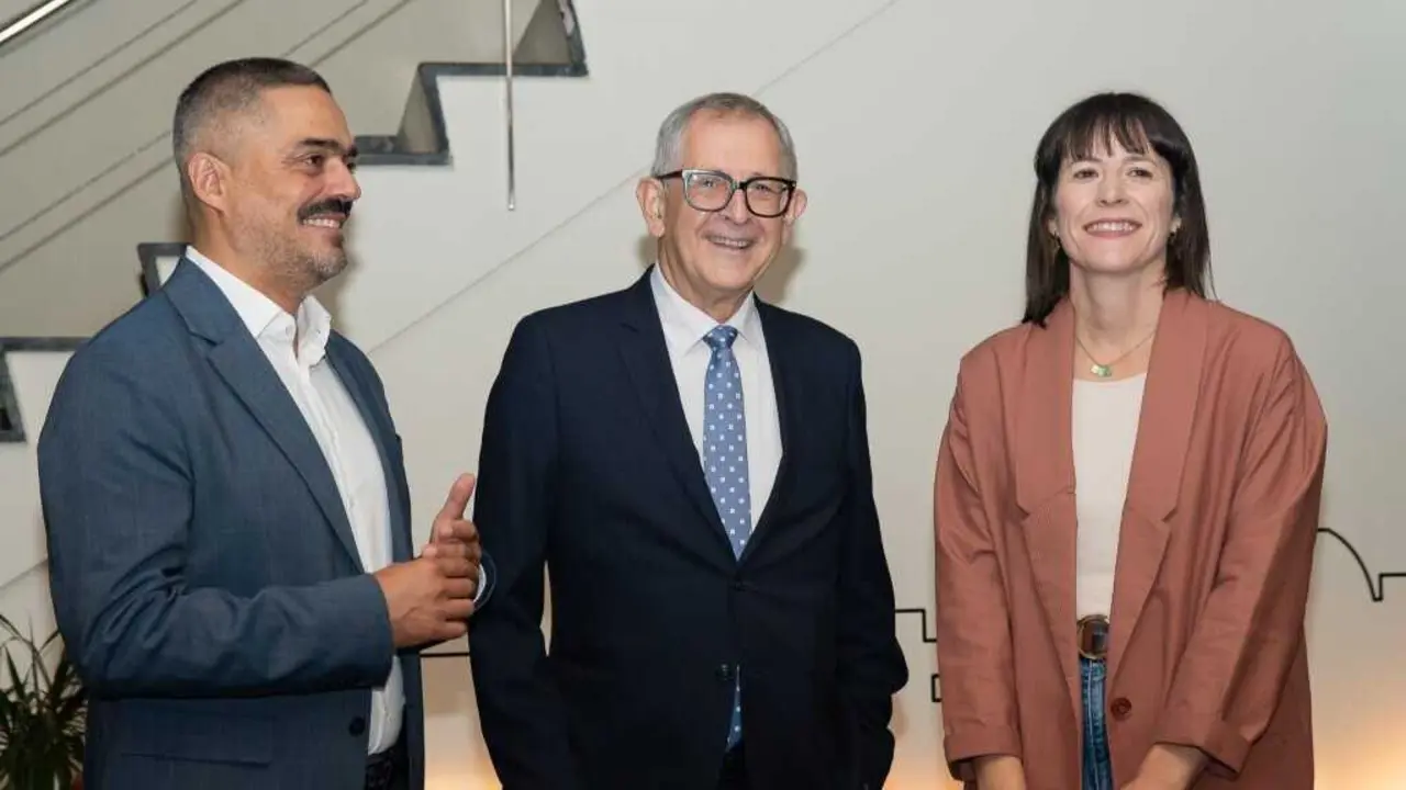 Daniel P&eacute;rez, Evencio Ferreiro e Ana Pont&oacute;n, este 4 de outubro en Carballo. (Foto: N&oacute;s Diario)