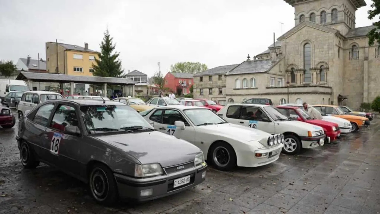 Coches participantes no XXI Rally R&iacute;as Altas Cl&aacute;sico. (Foto: Concello de Guitiriz)