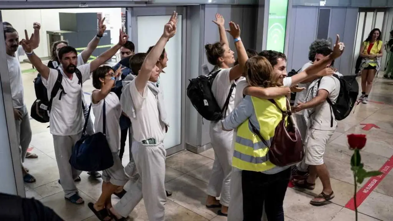 Chegada dos primeiros 21 activistas da delegaci&oacute;n estatal, este 5 de outubro no aeroporto Adolfo Su&aacute;rez Madrid-Barajas. (Foto: A. P&eacute;rez Meca / Europa Press)