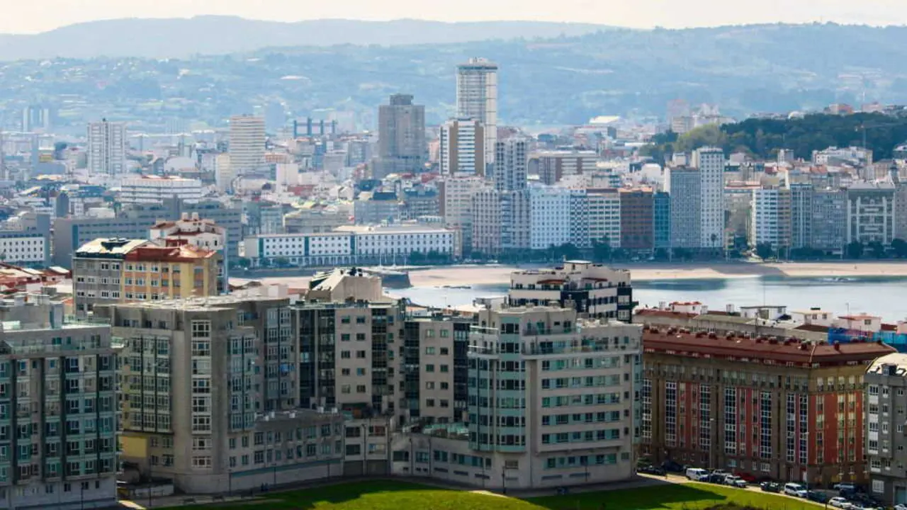 Vistas da cidade da Coru&ntilde;a, declarada zona de mercado residencial tensionado o pasado 30 de xullo. (Foto: Yandry Fern&aacute;ndez)