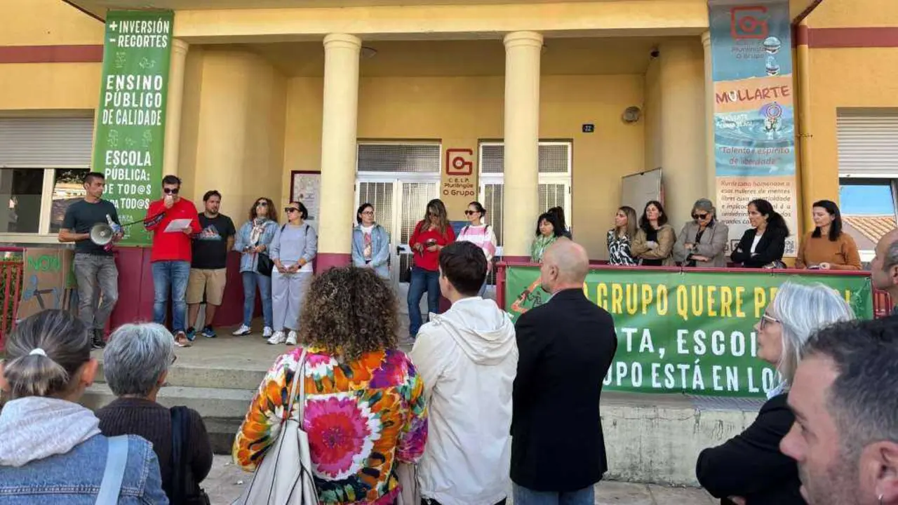Mobilizaci&oacute;n da ANPA Santa Ux&iacute;a do CEIP O Grupo de Ribeira, esta segunda feira 6 de outubro. (Foto: ANPA Santa Ux&iacute;a)