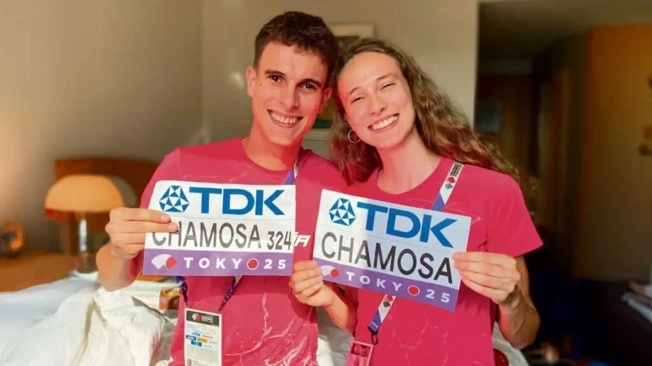 Ant&iacute;a e Daniel Chamosa cos seus dorsais do Mundial de Atletismo de Toquio. (Foto: Ant&iacute;a Chamosa)