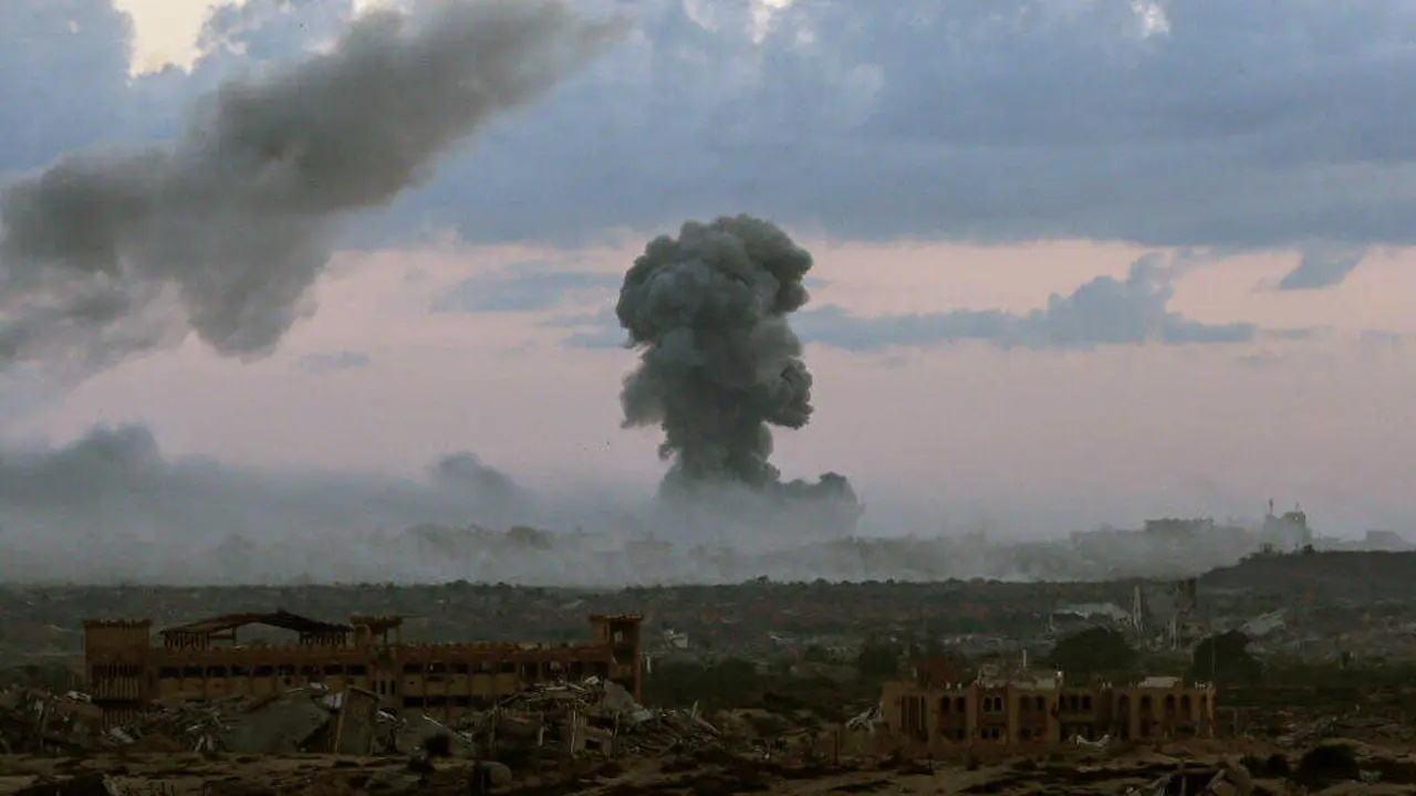 Bombardeo israel&iacute; o 7 de outubro de 2025 contra o sur da Cidade de Gaza, visto desde o campo de persoas refuxiadas de Nuseirat, no centro da Faixa. (Foto: Omar Ashtawy / Europa Press / Contacto)