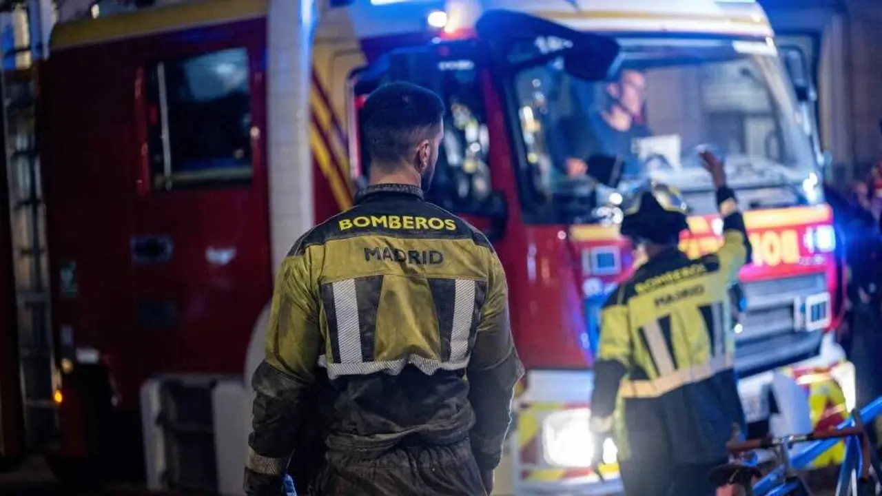 Bombeiros de Madrid traballando no derrubamento dun edificio en obras na r&uacute;a Hileras. (Foto: Gabriel Luengas / Europa Press)