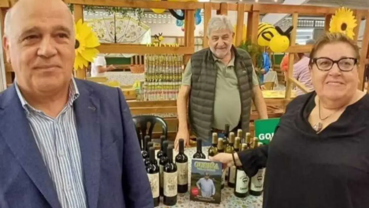 Antonio Ramos, Laureano Oubi&ntilde;a e Mar G&oacute;mez, na Feira do Mel. (Foto: Concello de Nar&oacute;n)