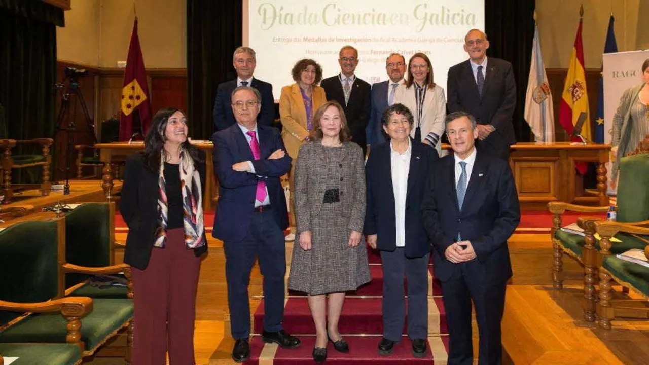 Persoal de investigaci&oacute;n premiado pola RAGC, en primeira fila, xunto a autoridades acad&eacute;micas e institucionais. (Foto: N&oacute;s Diario)