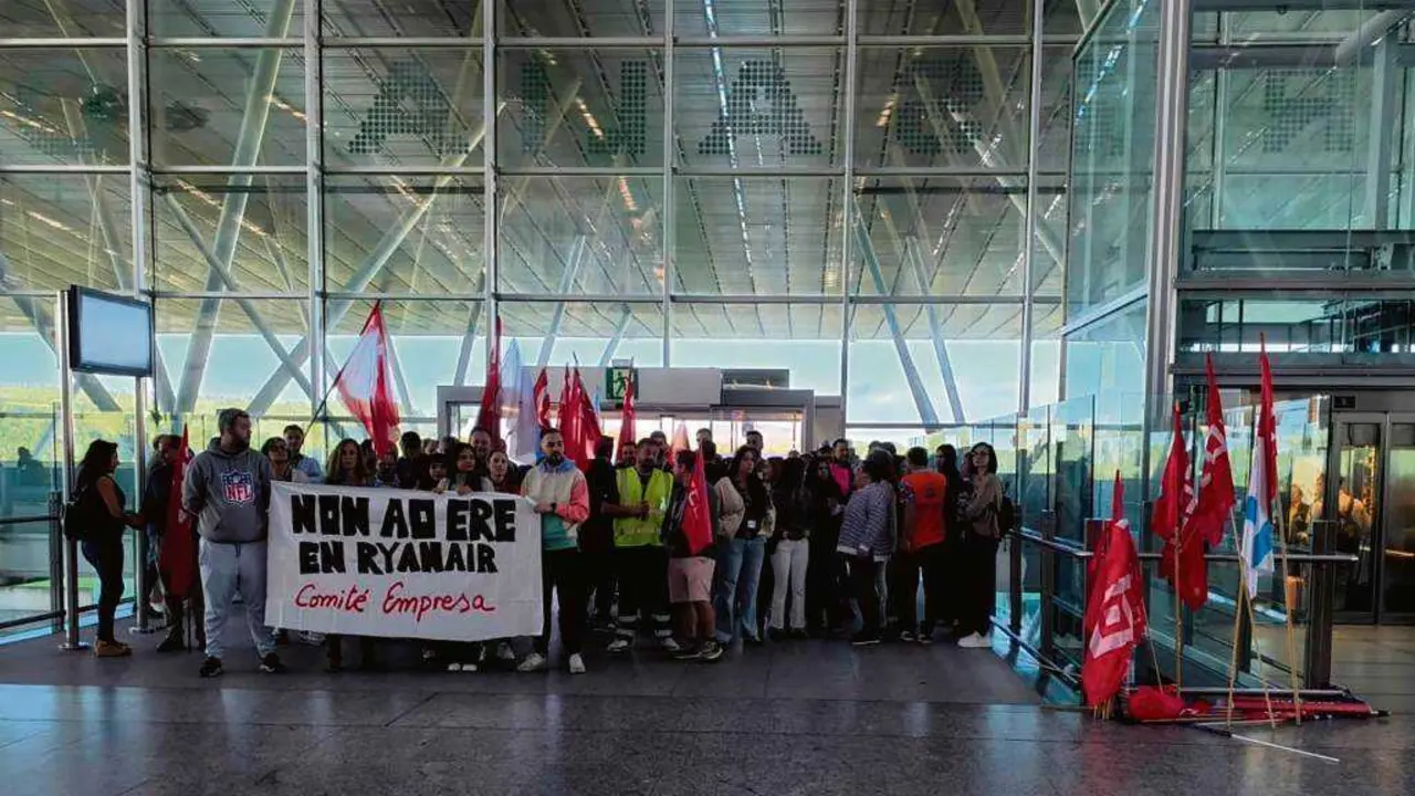 Protesta do persoal de Ryanair en Compostela contra o ERE. (Foto: N&oacute;s Diario)