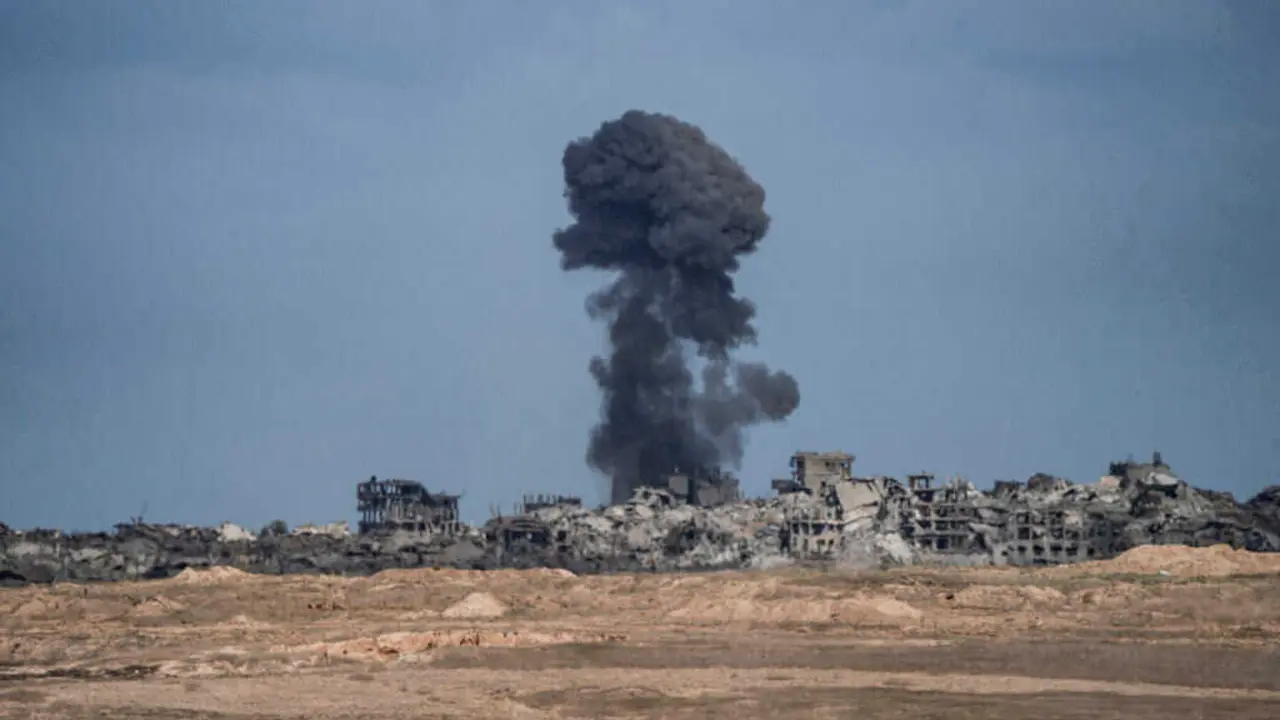 Ataque israel&iacute; o 10 de outubro de 2025 contra Gaza. (Foto: Ilia Yefimovich / DPA v&iacute;a Europa Press)