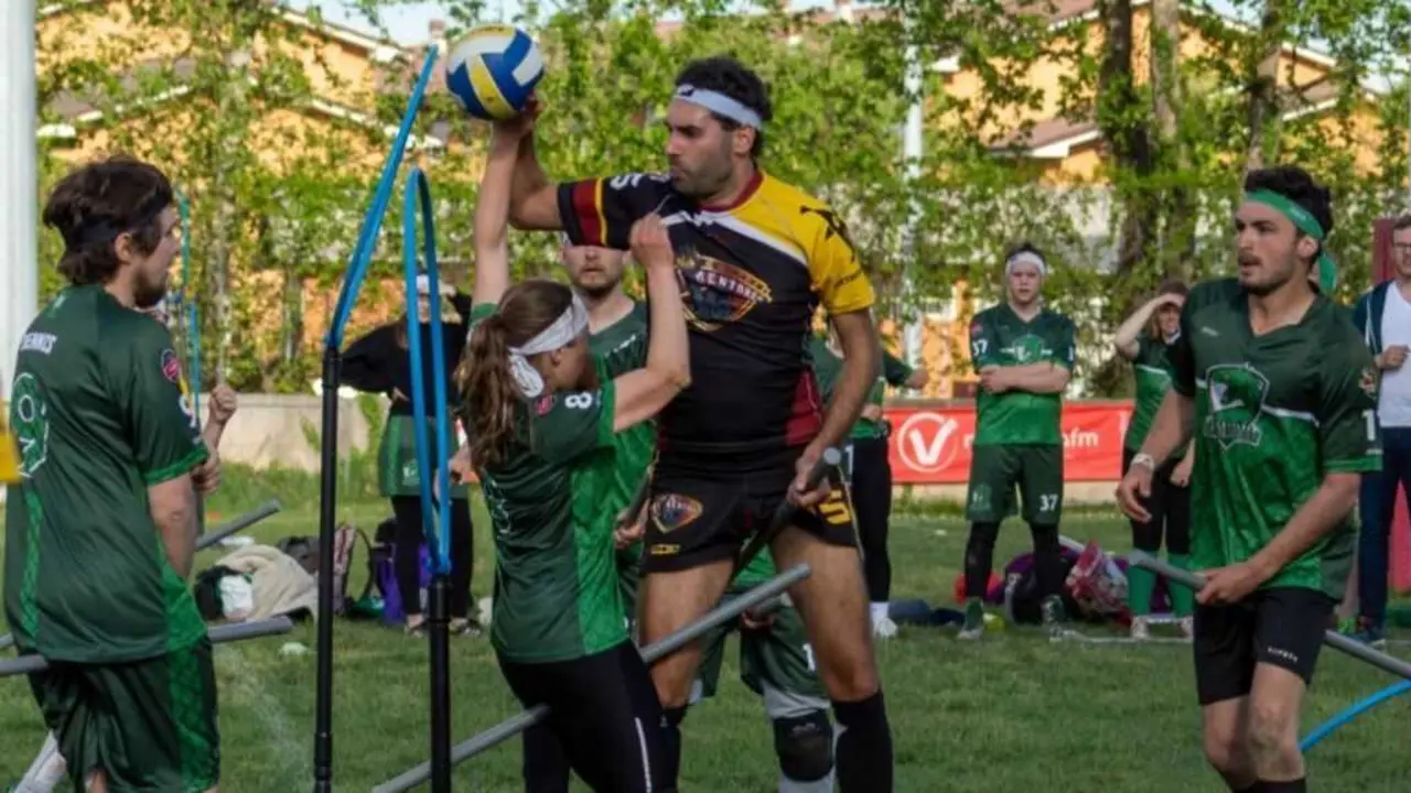 Dementores xogando un partido de quidditch contra Dinosaur's Army. (Foto: Dementores A Coru&ntilde;a)