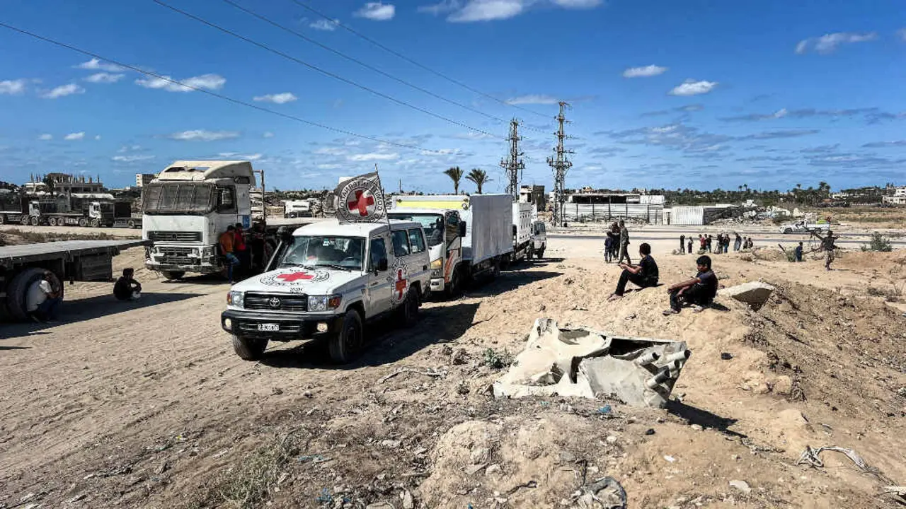 Equipos da Cruz Vermella dirix&iacute;ndose o 14 de outubro de 2025 a recoller os corpos de israel&iacute;s retidos en Gaza, no centro da Faixa. (Foto: Belal Abu Amer / Zuma Press)