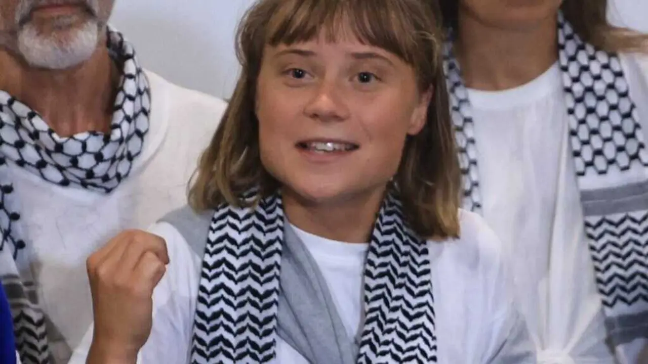 Greta Thunberg, na s&uacute;a chegada a Atenas ap&oacute;s ser deportada de Israel o 6 de outubro. (Foto: Europa Press / Contacto / Aristidis Vafeiadakis via Europa Press)