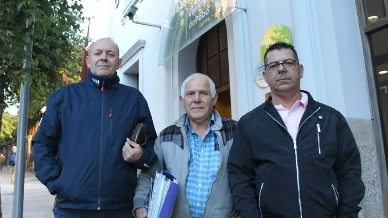 Manuel Santom&eacute;, Balbino Barcia e Pablo Pereiro, onte, na sede da Valedora do Pobo antes de accederen ao Parlamento galego. (Foto: Riob&oacute; Prada)