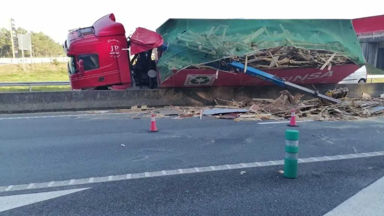 Cami&oacute;n accidentado este 16 de outubro na AP-9 ao seu paso por Portas. (Foto: Europa Press)