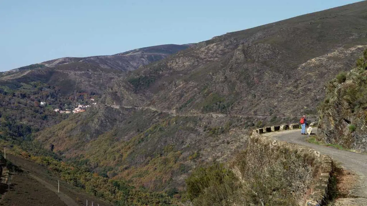 Vista da ruta con Correchouso ao fondo. (Foto: Colectivo Xea)