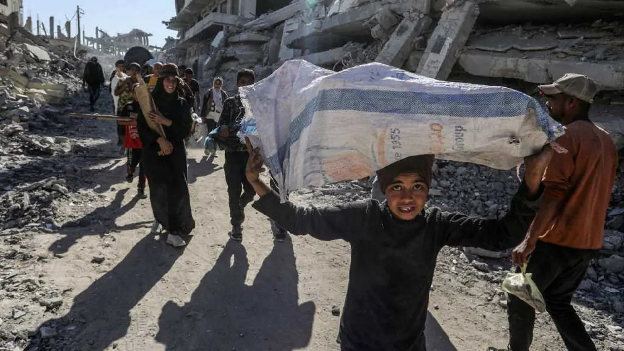 Palestinos desprazados regresan aos seus fogares despois de que o ex&eacute;rcito israel&iacute; se retirase dalgunhas zonas no sur da Faixa de Gaza. (Foto: Abed Rahim Khatib / dpa)
