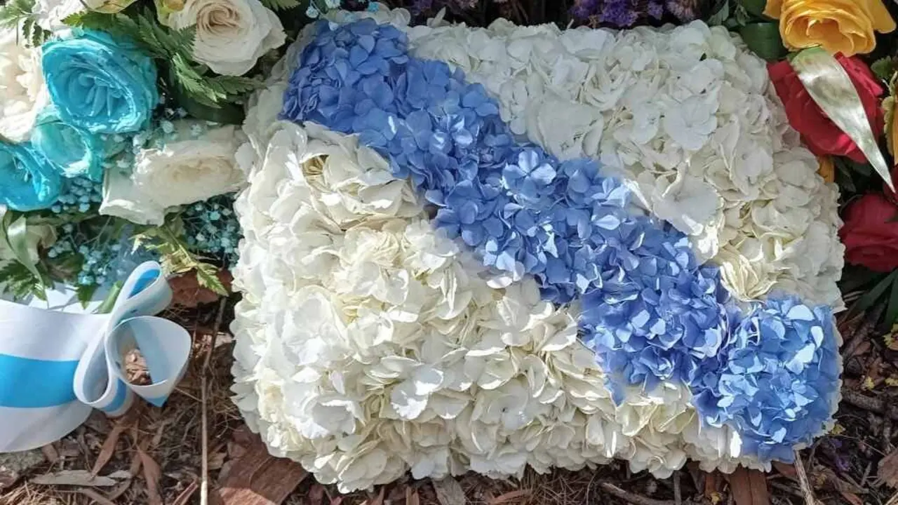 Ofrenda &aacute; memoria dos presos de San Sim&oacute;n realizada o 7 de setembro pola asociaci&oacute;n Faiado da Memoria. A bandeira de hortensias &eacute; da autor&iacute;a de Mar&iacute;a Jos&eacute;, filla de D&aacute;maso Carrasco. (Foto: Faiado da Memoria)