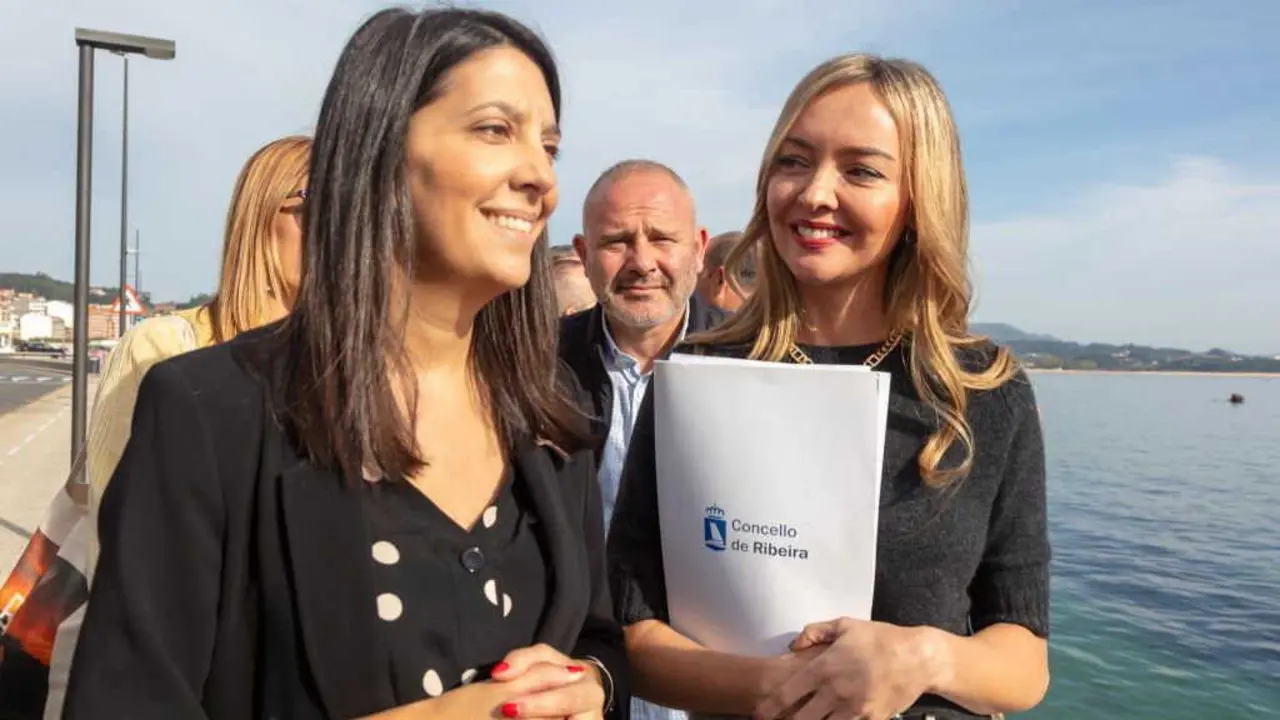 Mar&iacute;a Sampedro e Fabiola Garc&iacute;a este 18 de outubro en Ribeira. (Foto: Xunta da Galiza)