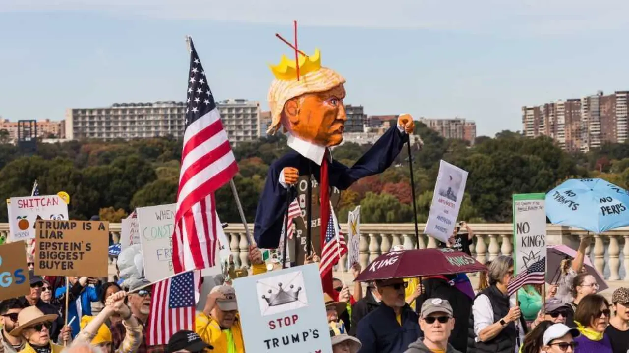 Manifestantes marchan pola ponte conmemorativa de Arlington (Whashington) cunha efixie do presidente dos EUA, Donald Trump, baixo o lema "No Kings". (Foto: Tom Hudson / ZUMA Press Wire / dpa)