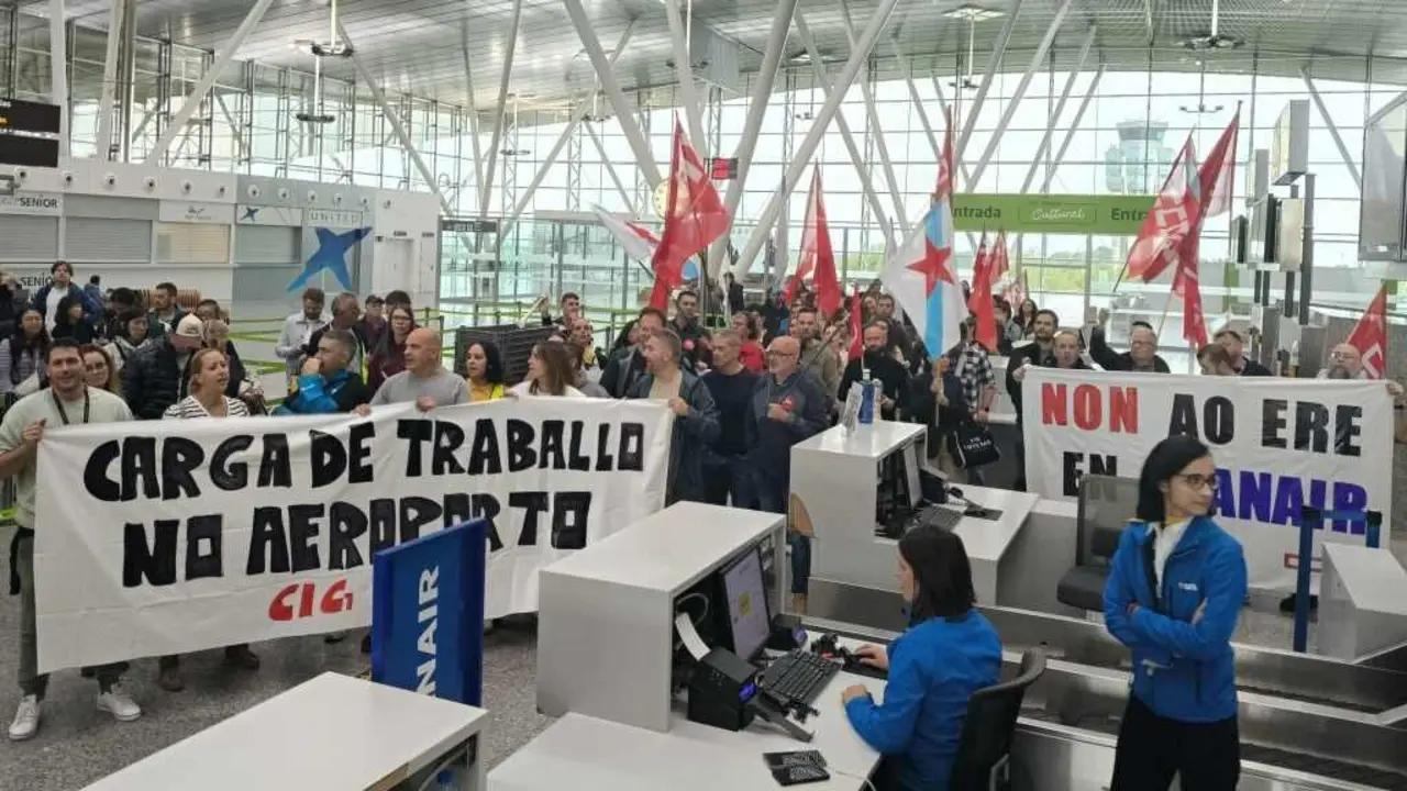 Protesta do persoal de Ryanair, esta segunda feira 20 de outubro. (Foto: Nicol&aacute;s Satriano)