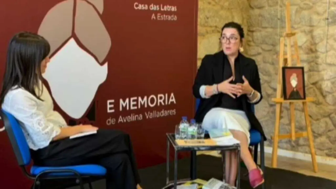 Laura Filloy e Celia Armas na xornada 'Voz, rostro e memoria de Avelina Valladares', na Estrada. (Foto: N&oacute;s Diario)