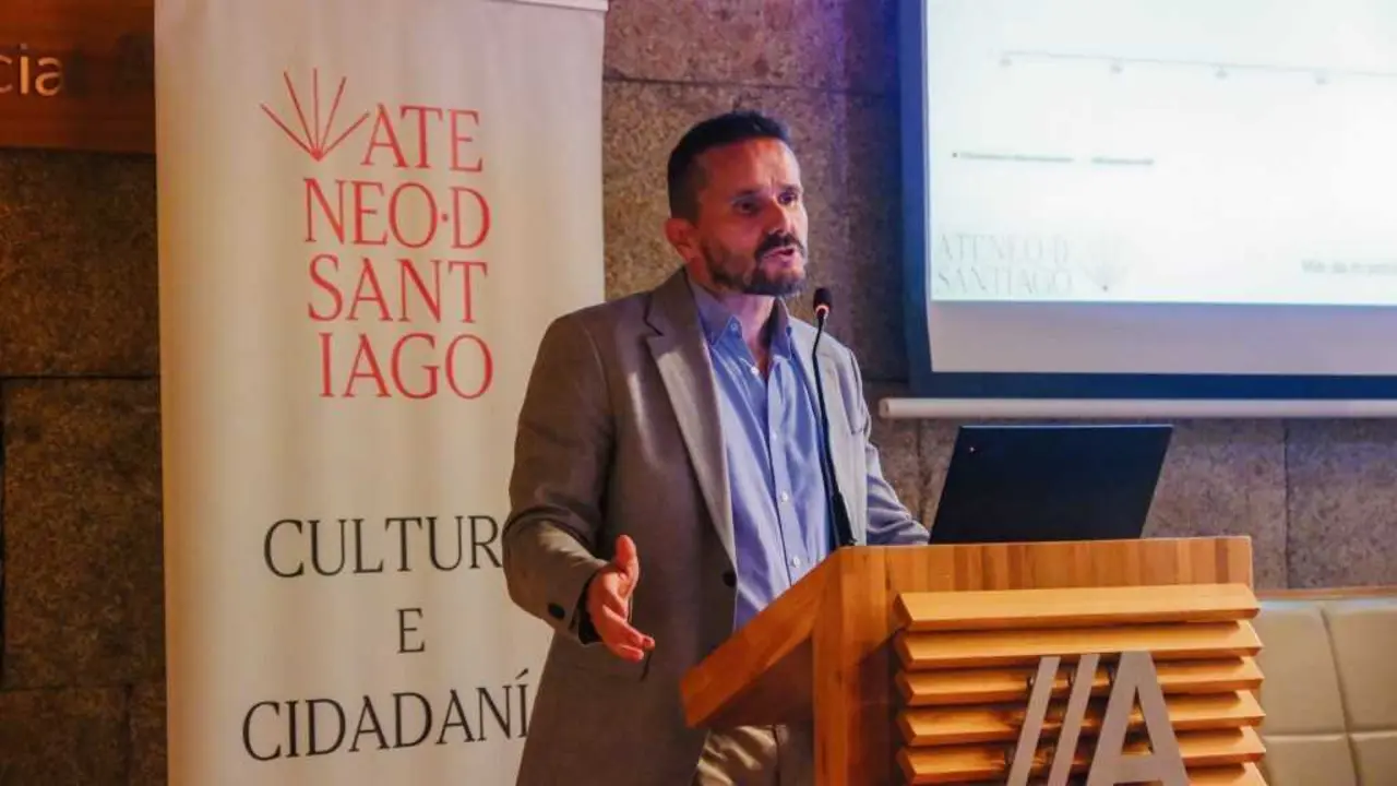 O investigador Jacobo Porteiro, esta segunda feira 20 de outubro, na palestra organizada polo Ateneo de Santiago. (Foto: Arxina)