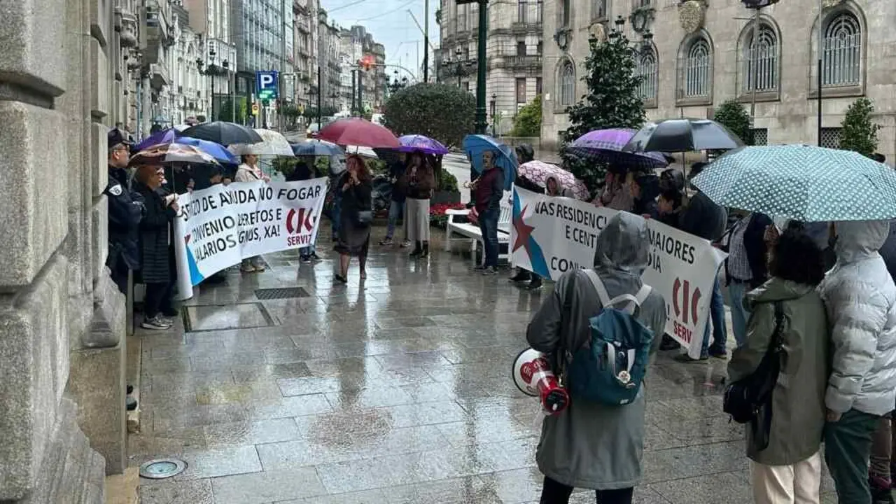 Profesionais do sector dos coidados, esta terza feira 21 de outubro durante a protesta. (Foto: N&oacute;s Diario)