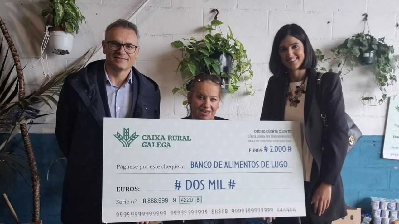 Jos&eacute; Manuel L&oacute;pez, Amadora N&uacute;&ntilde;ez e Tatiana Sacedo. (Foto: Caixa Rural Galega)