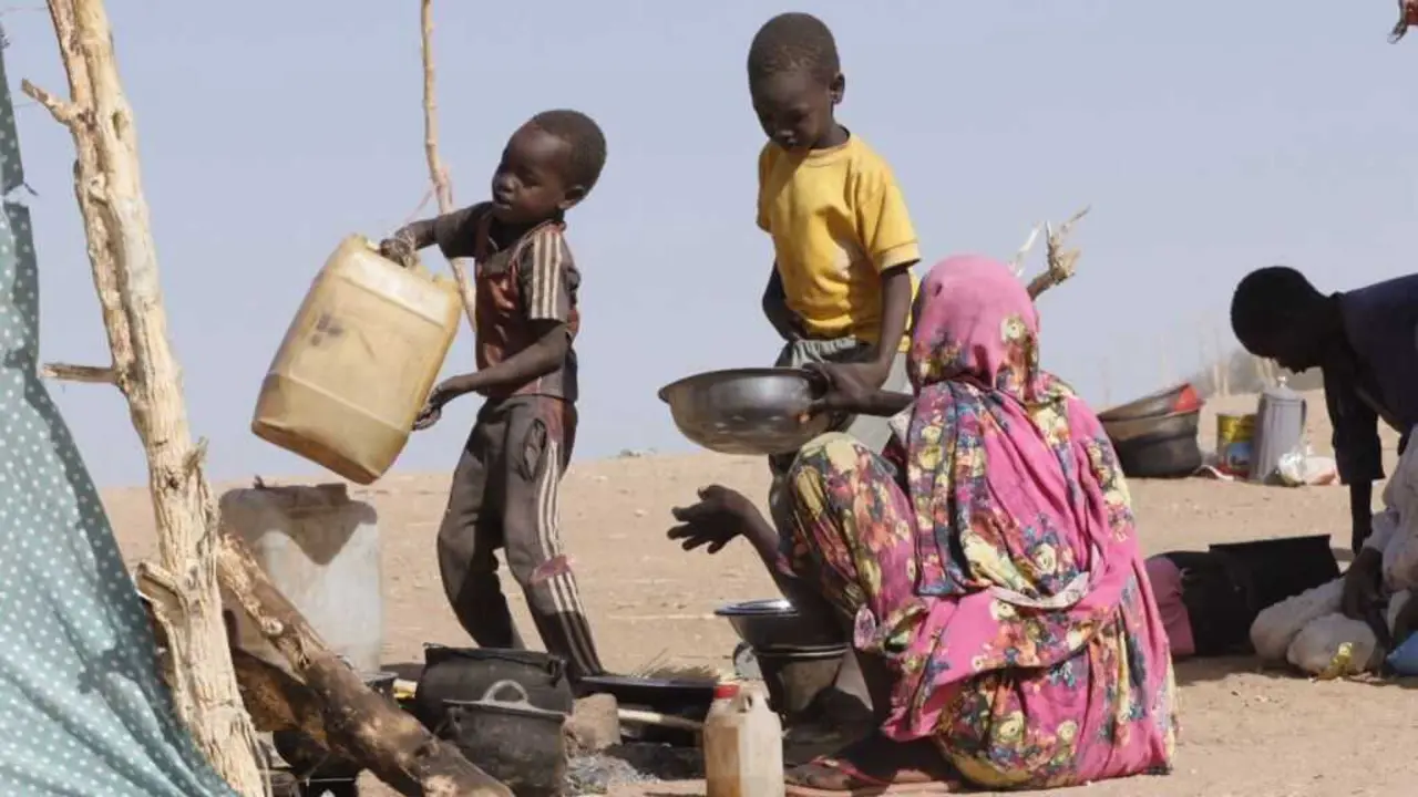 Crianzas axudan a preparar a comida nun campamento de persoas desprazadas en El Fasher, Darfur do Norte, Sud&aacute;n.  (Foto: Unicef)