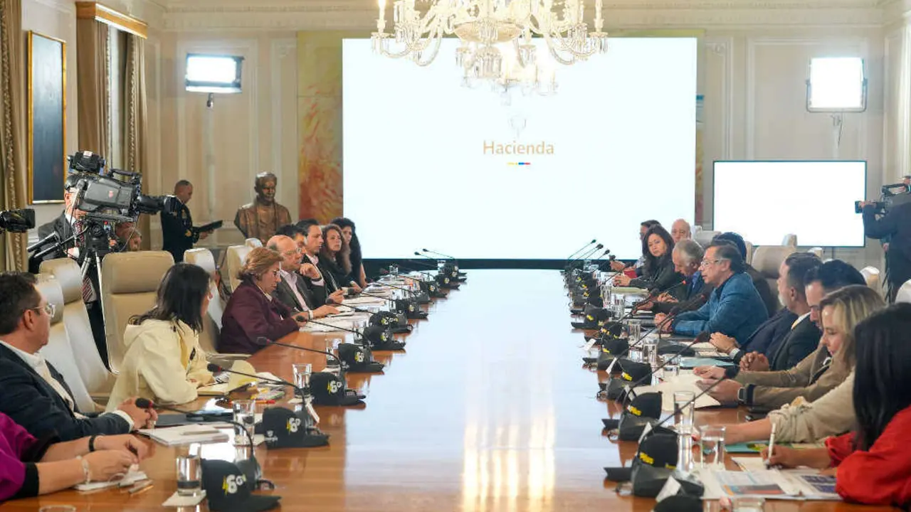 Consello de Ministros de Colombia o 21 de outubro de 2025, presidido polo mandatario Gustavo Petro (con chaqueta azul no lado dereito), nunha imaxe difundida o 22 de outubro de 2025. (Foto: Presidencia de Colombia)