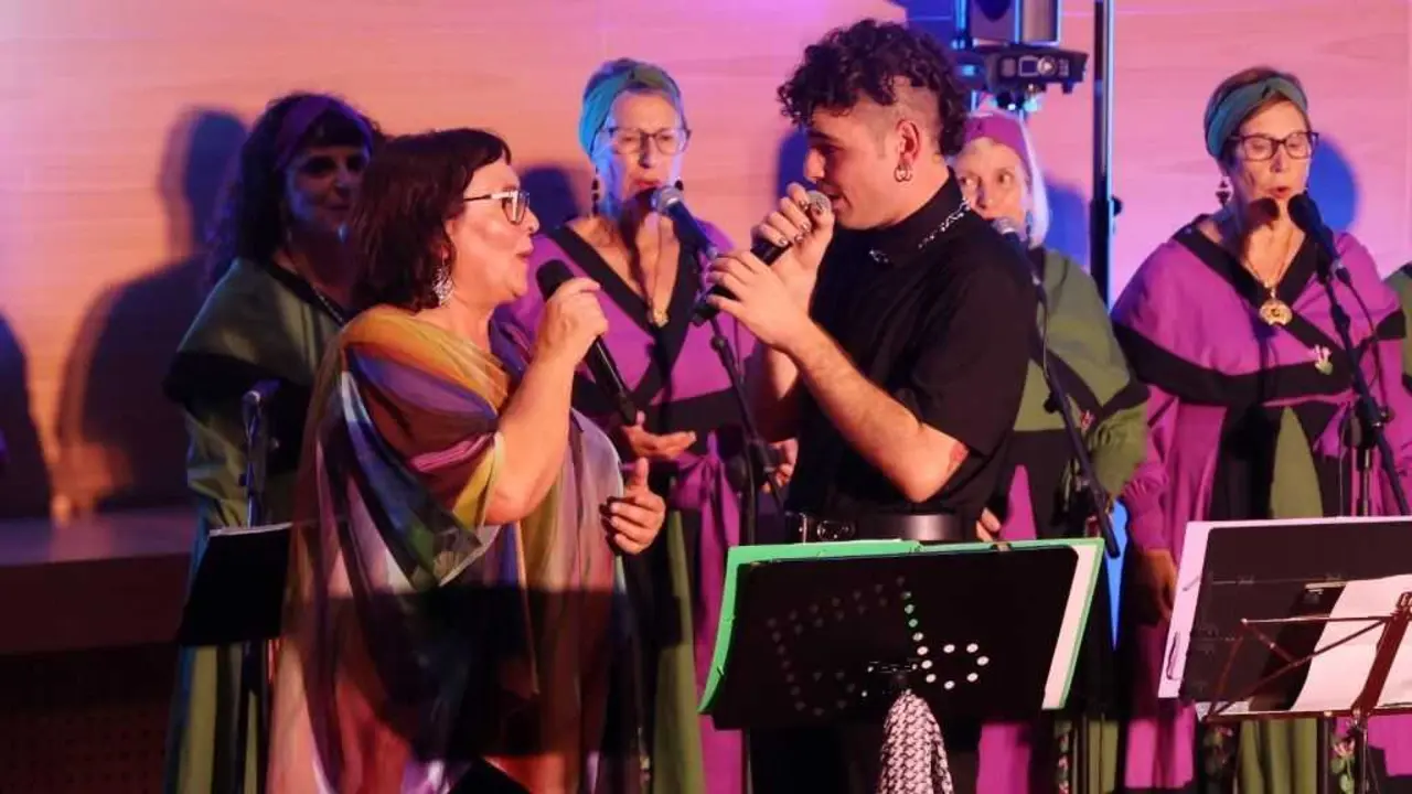 Ux&iacute;a, Mondra e Malvela no encontro po&eacute;tico-musical do Ateneo. (Foto: Concello de Pontevedra)