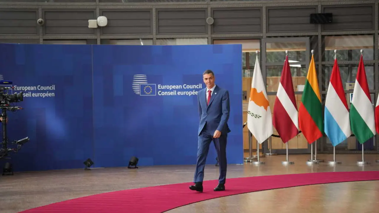 Pedro S&aacute;nchez, presidente espa&ntilde;ol, na s&uacute;a chegada o 23 de outubro de 2025 &aacute; reuni&oacute;n do Consello Europeo en Bruxelas (B&eacute;lxica). (Foto: Ana L&oacute;pez Garc&iacute;a / Europa Press)