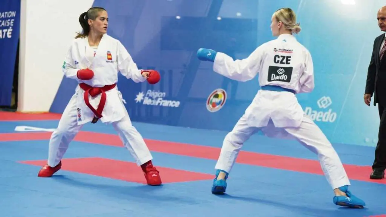 Ruth Lorenzo (&aacute; esquerda), un dos rostros m&aacute;is reco&ntilde;ecidos do karate galego, disputando 
un combate. (Foto: Federaci&oacute;n Galega de Karate)