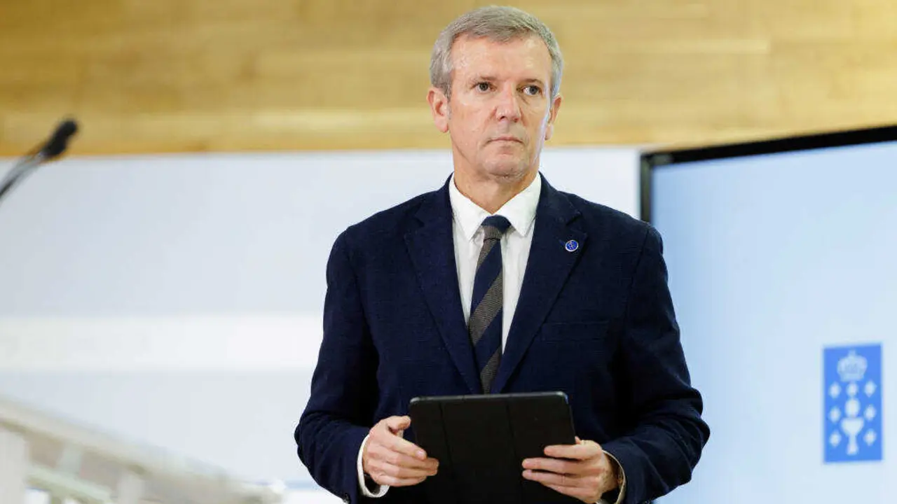 O titular do Executivo galego, Alfonso Rueda, acompa&ntilde;ado do conselleiro de Presidencia, Diego Calvo, na rolda de prensa posterior &aacute; reuni&oacute;n do Consello da Xunta. Sala do Consello, 27/10/25.