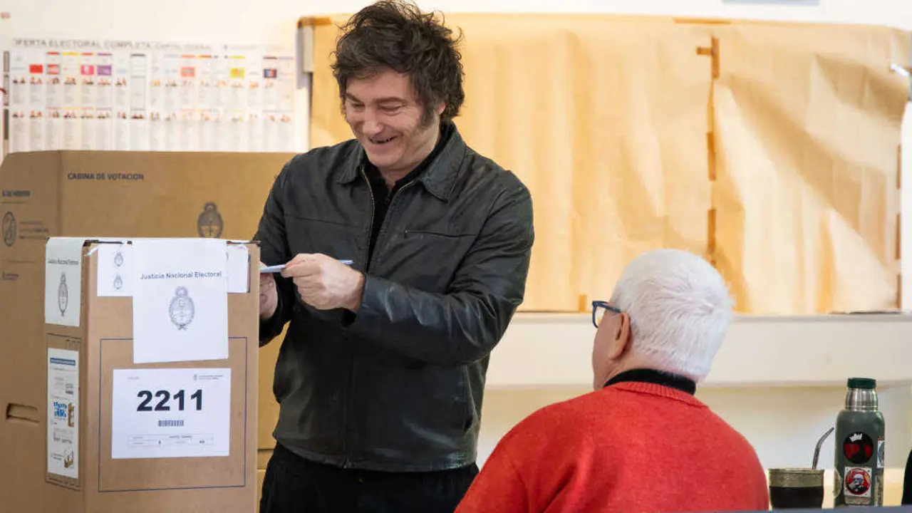 O presidente da Arxentina, Javier Milei, votando o 26 de outubro de 2025 en Bos Aires, a capital do pa&iacute;s, nas elecci&oacute;ns lexislativas parciais. (Foto: Delfina Corbera Pi / Europa Press)