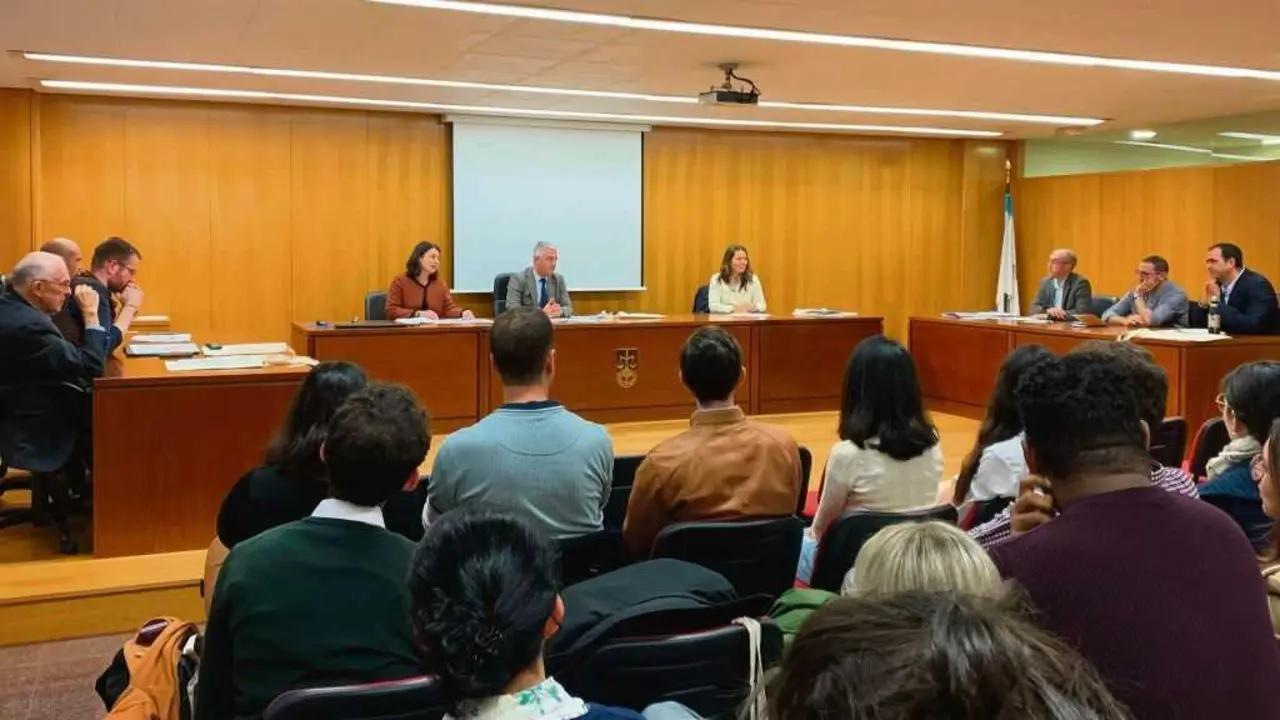 Evento organizado este 28 de outubro polo Igadi na Facultade de Dereito da UDC, na Coru&ntilde;a, con representantes do Centro Cient&iacute;fico e Cultural de Macau. (Foto: Igadi)