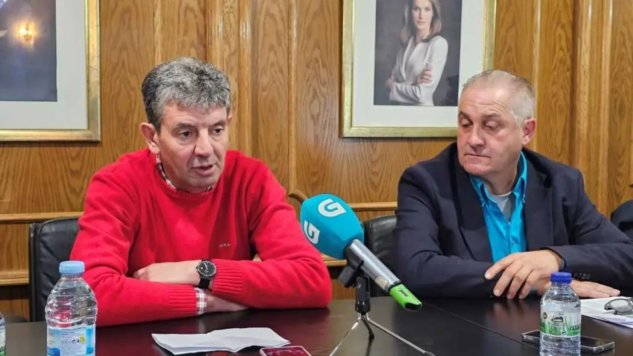 O alcalde de Maceda de Trives, Amable Fern&aacute;ndez, e o l&iacute;der do PSdeG de Ourense, &Aacute;lvaro Vila, en rolda de prensa o 29 de outubro. (Foto: PSdeG)