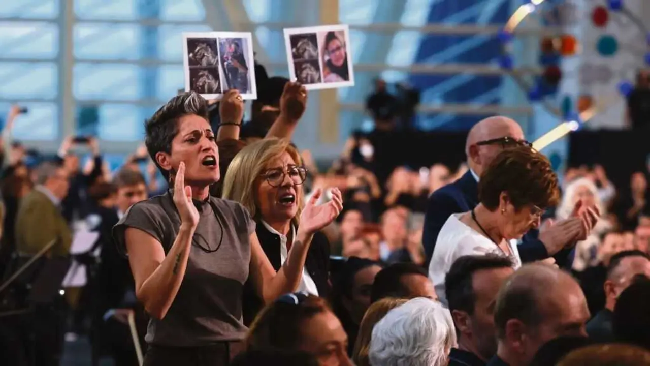 Familiares das v&iacute;timas protestaron este 29 de outubro contra Carlos Maz&oacute;n. (Foto: Europa Press)