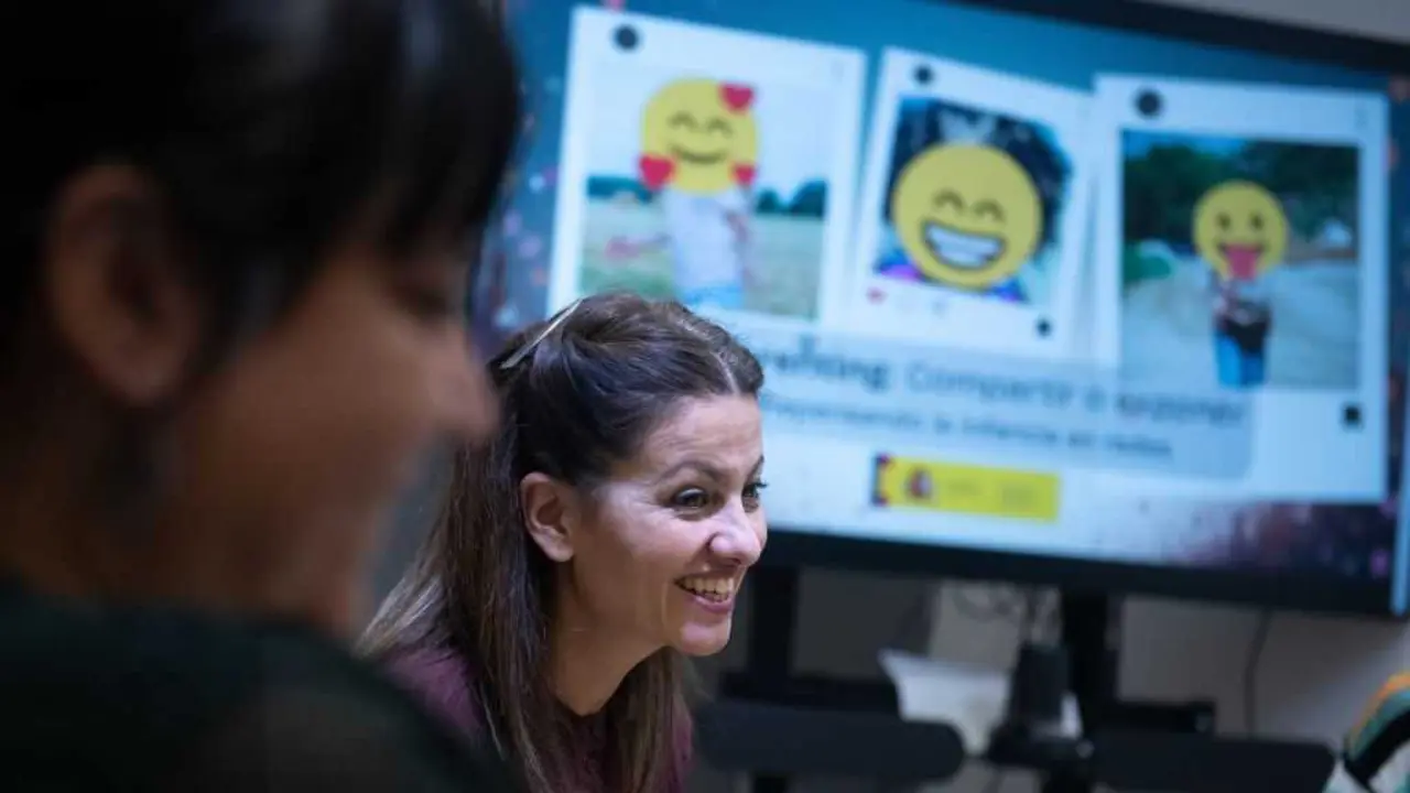 A Ministra de Mocidade e Infancia, Sira Rego, durante unha reuni&oacute;n para regular o 'sharenting'. (Foto: Fernando S&aacute;nchez / Europa Press)