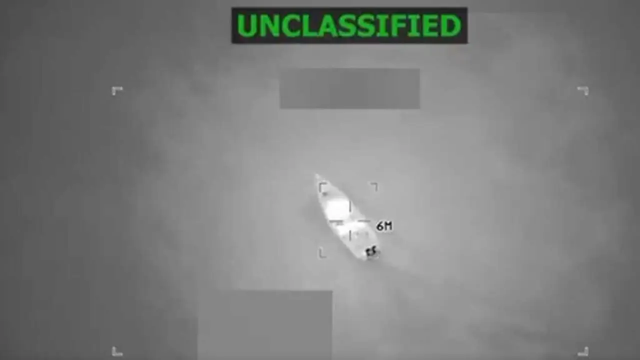 Embarcaci&oacute;n bombardeada polos militares estadounidenses o 23 de outubro de 2025. (Foto: Departamento de Guerra dos EUA)