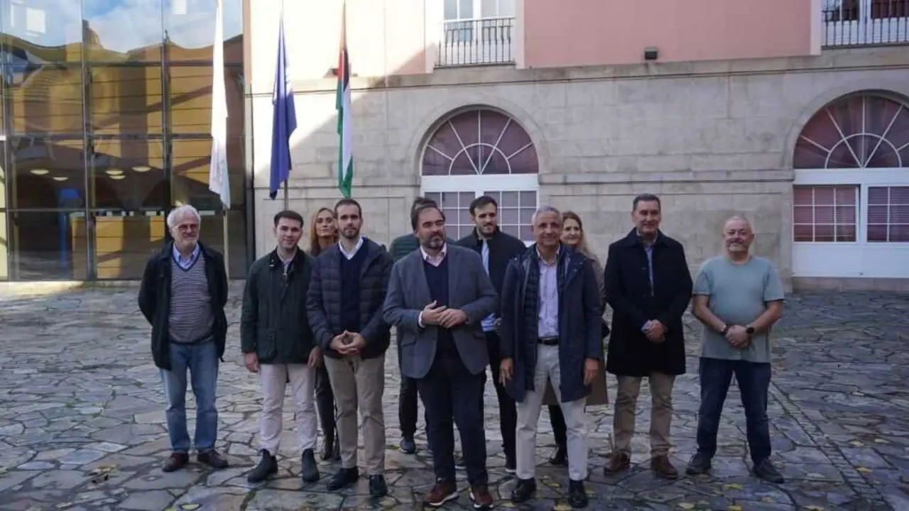 Alberto Pazos Cou&ntilde;ago, no centro, este 31 de outubro ante as bandeiras izadas pola UDC na praza do Reitorado. (Foto: N&oacute;s Diario)
