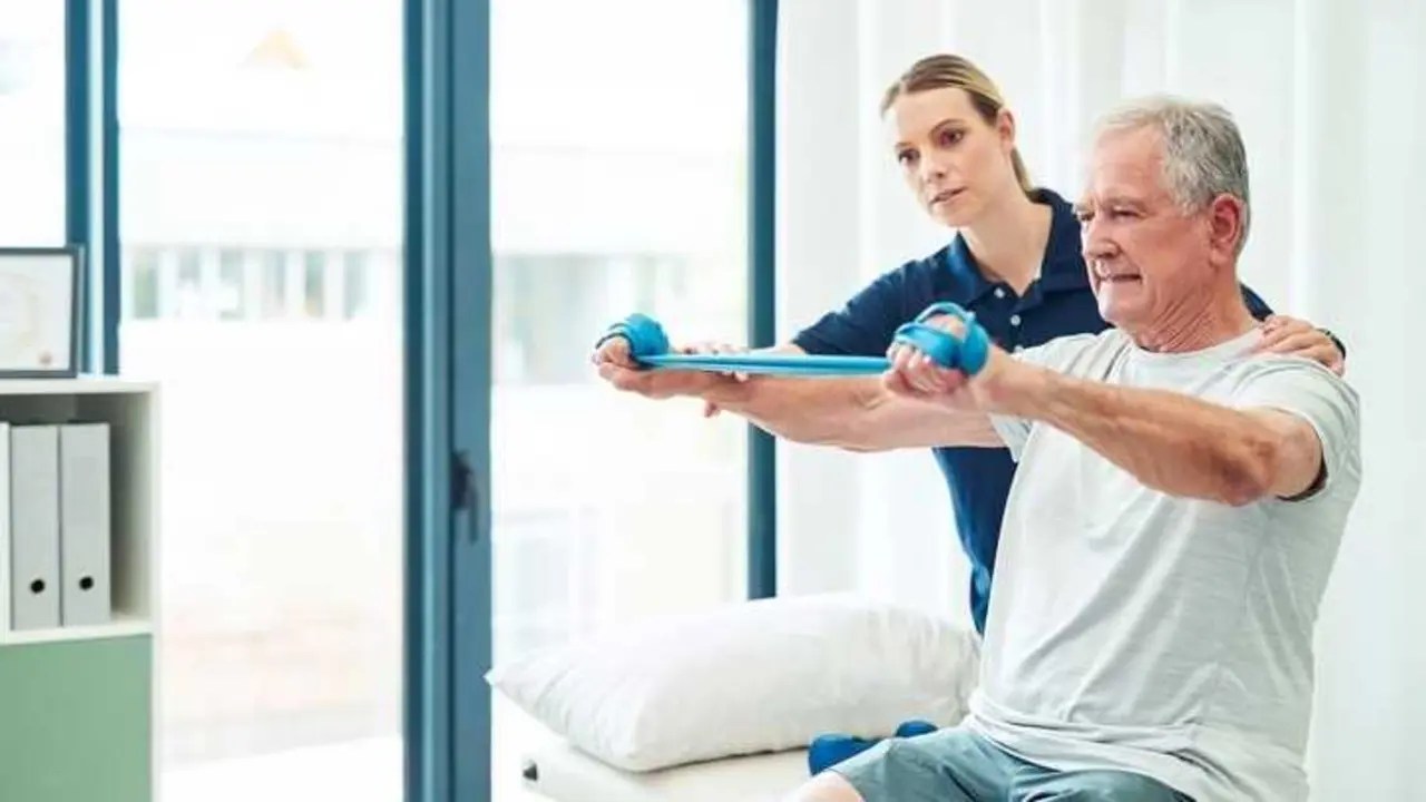 Un home en fisioterapia. (Foto: Europa Press)